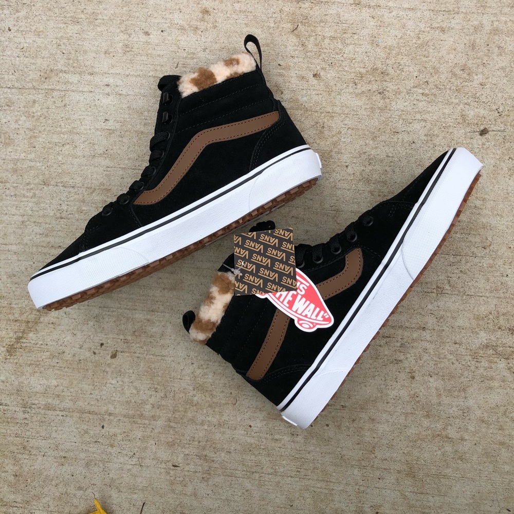 NWT NWB Vans Women size 8 fur black